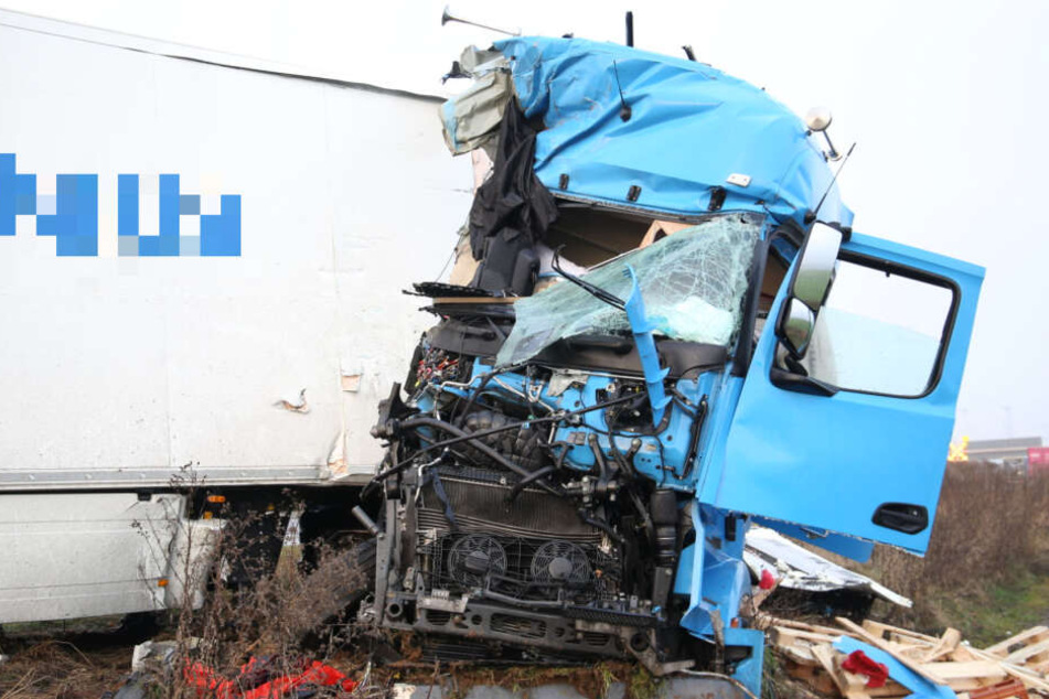 Nach dem Unfall blieb der Laster im Seitengraben liegen.