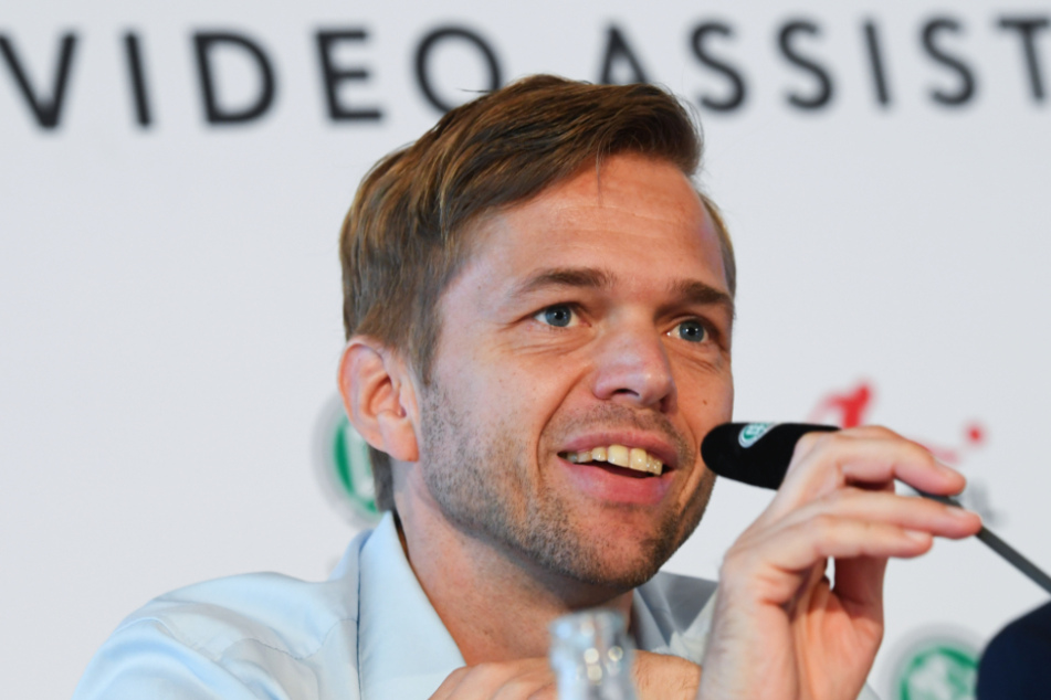 Jochen Drees, Projektleiter Video Assist, spricht während einer Pressekonferenz von DFB und DFL in der Zentrale des Deutschen Fußball-Bundes (DFB) vor dem Schriftzug "Video Assist". (Archivbild)
