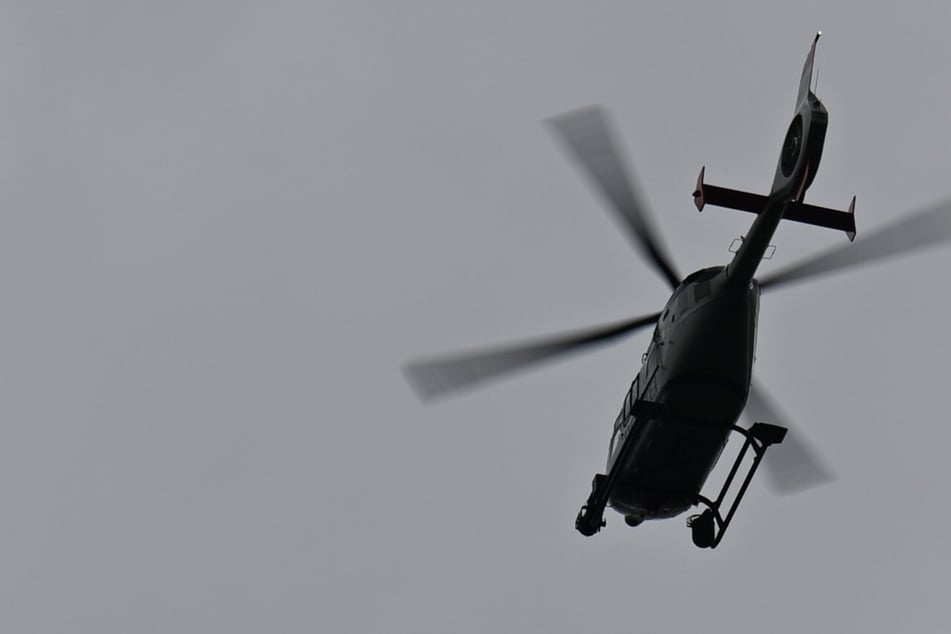 Suche mit Heli und Wärmebildkamera: Unfallfahrer (28) entwischt der Polizei