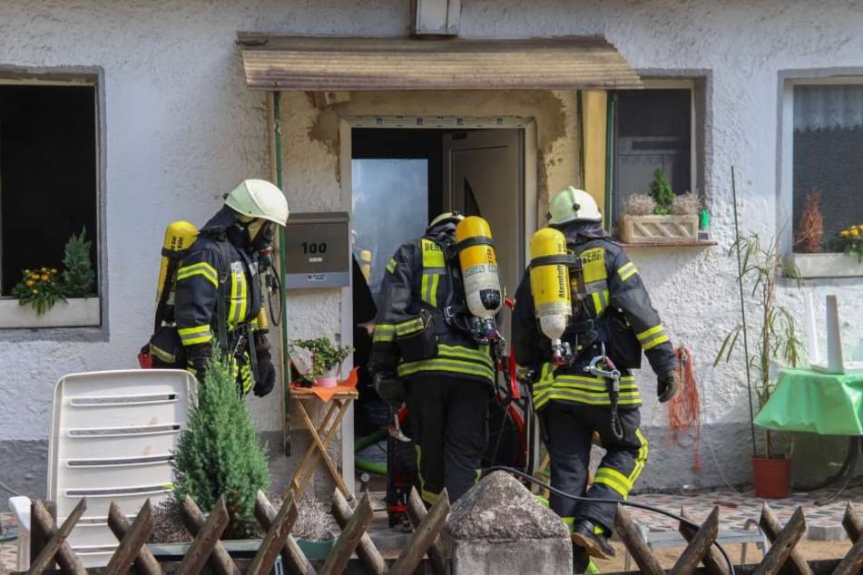 Feuerwehrkräfte am Brandort in Köln-Flittard.