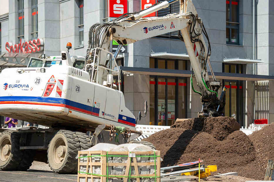 Bagger bereiten den Untergrund vor, damit dann gepflastert werden kann.