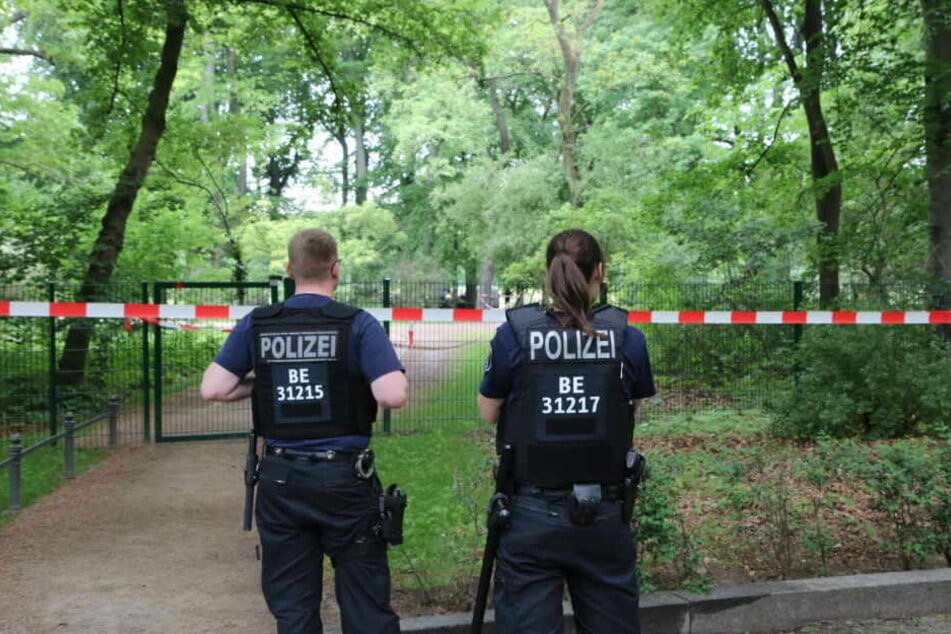 Passanten entdeckten am Sonntagmittag eine Leiche im Park.