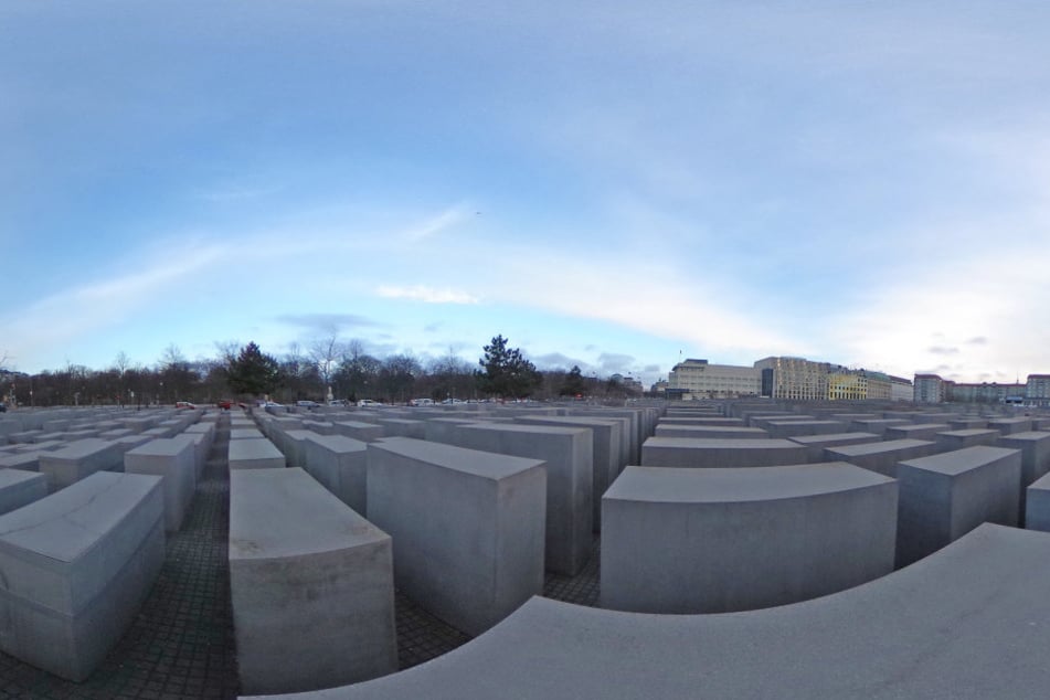 Ein Betrunkener urinierte auf das Denkmal für die ermordeten Juden Europas in Berlin-Mitte. Jetzt erhielt er für die ekelerregende Tat seine Strafe.