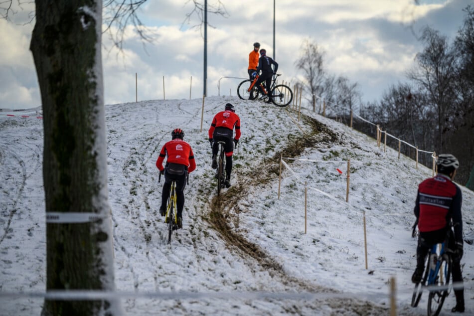 Rennfahrer testeten bereits am Freitag die 3,3 Kilometer lange Strecke.