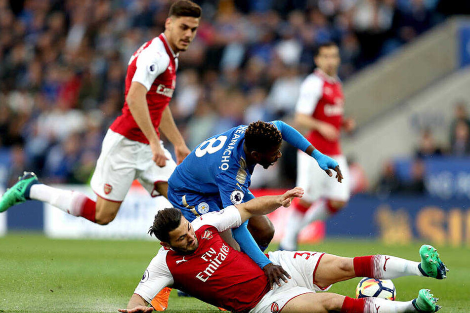 Sead Kolasinac (24, vorne) bei einem gelungenem Tackling.