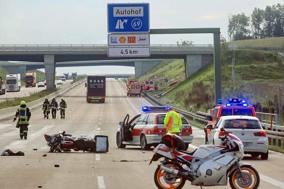 Rettungskräfte stehen am 5. September bei Burgau auf der A8. Ein Gaffer filmte einen sterbenden Biker und wurde nun zu einer hohen Geldstrafe und Fahrverbot verurteilt.