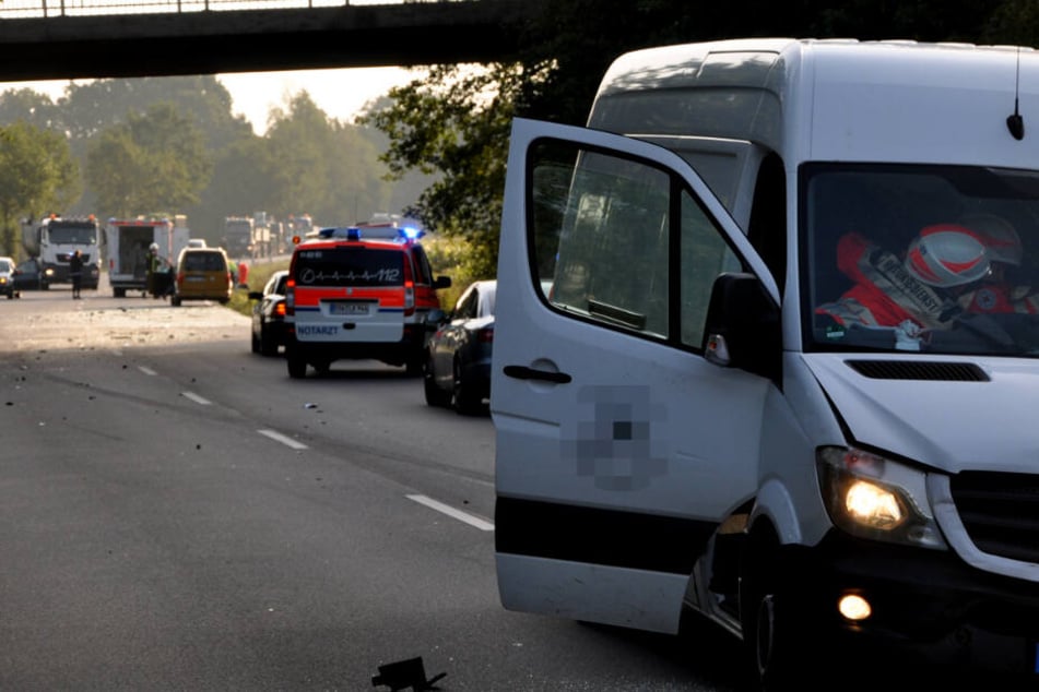 Rettungskräfte versorgen den verletzten Fahrer in dem unfallbeteiligten Transporter.