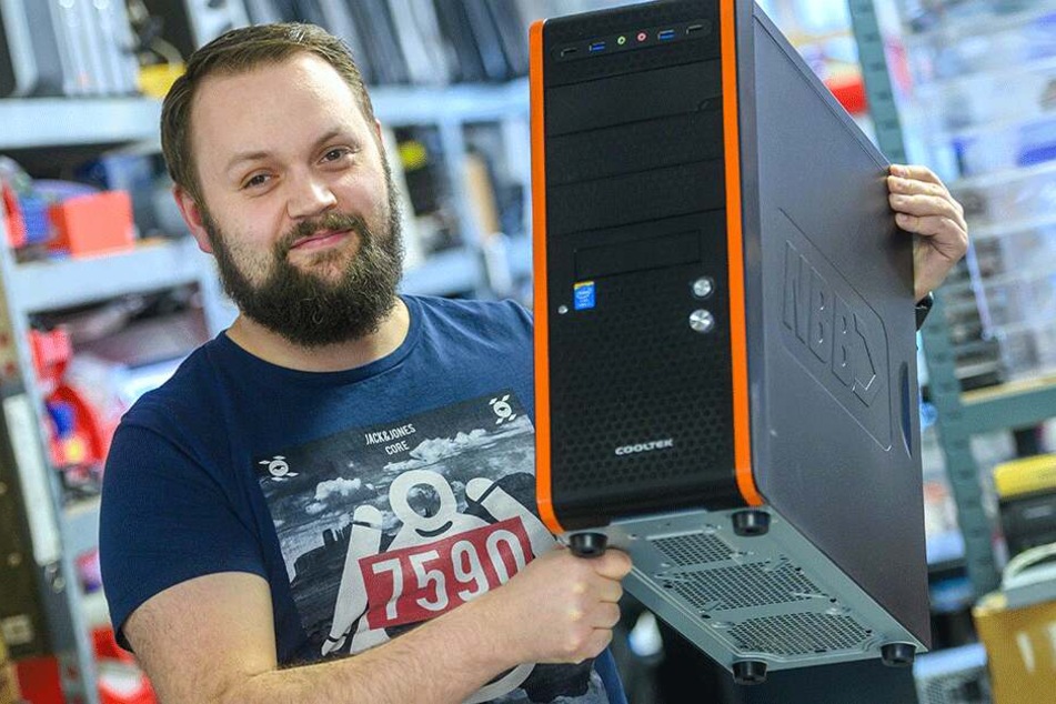 "Computerfuxx"-Chef Patrick Paschke (31) hat ein Herz für die beklauten Rentner.