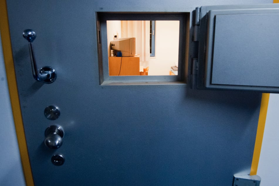 Kurioser Betrug aus der Gefängniszelle: Knacki verkauft Autos, die er nie hatte, und kassiert sechsstellige Summe