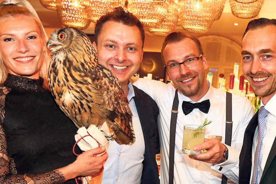 Rennsteig Falknerin
Lisa Schubach
reiste
mit ihrem Uhu
Paul aus
Thüringen an. Juniper Jack“-Gründer
Jörg Fiedler (36, v.l.)
freut sich mit Barkeeper
Markus Leike (35) und
Gewandhaus-Hoteldirektor
Florian Leisen tritt (36)
über die vielen Gäste.