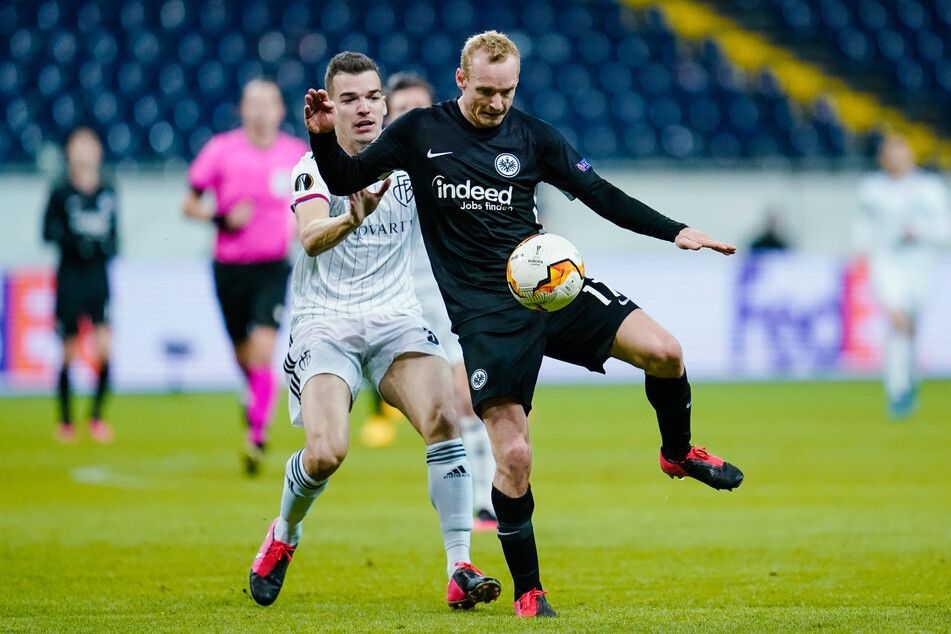 Basels Kevin Bua (l.) und Frankfurts Sebastian Rode kämpfen um den Ball.