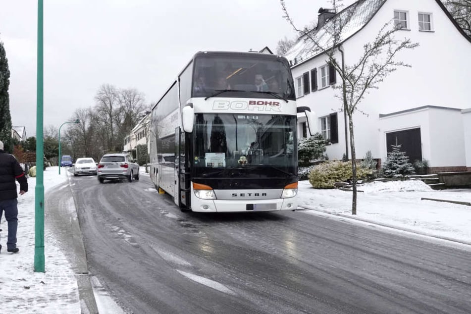 Auch in einigen Teilen von Chemnitz ging am Mittwochmorgen nichts mehr: Ein Reisebus stand auf der Salzstraße quer und behinderte den Verkehr.