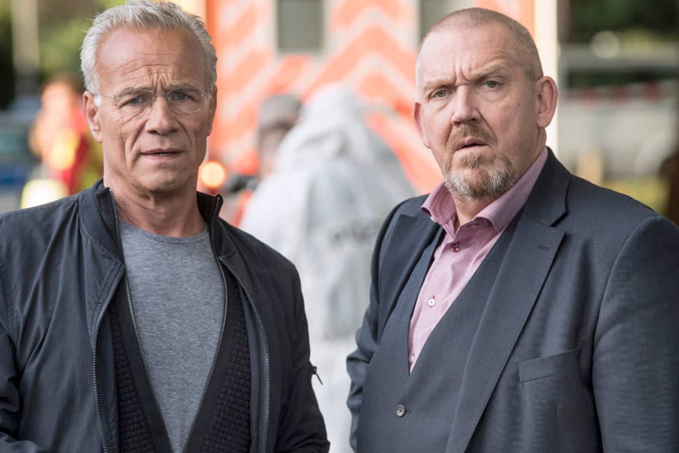 Max Ballauf (Klaus J. Behrendt, l.) und Freddy Schenk (Dietmar Bär) schauen bei ihrem neuen Fall etwas irritiert aus der Wäsche.