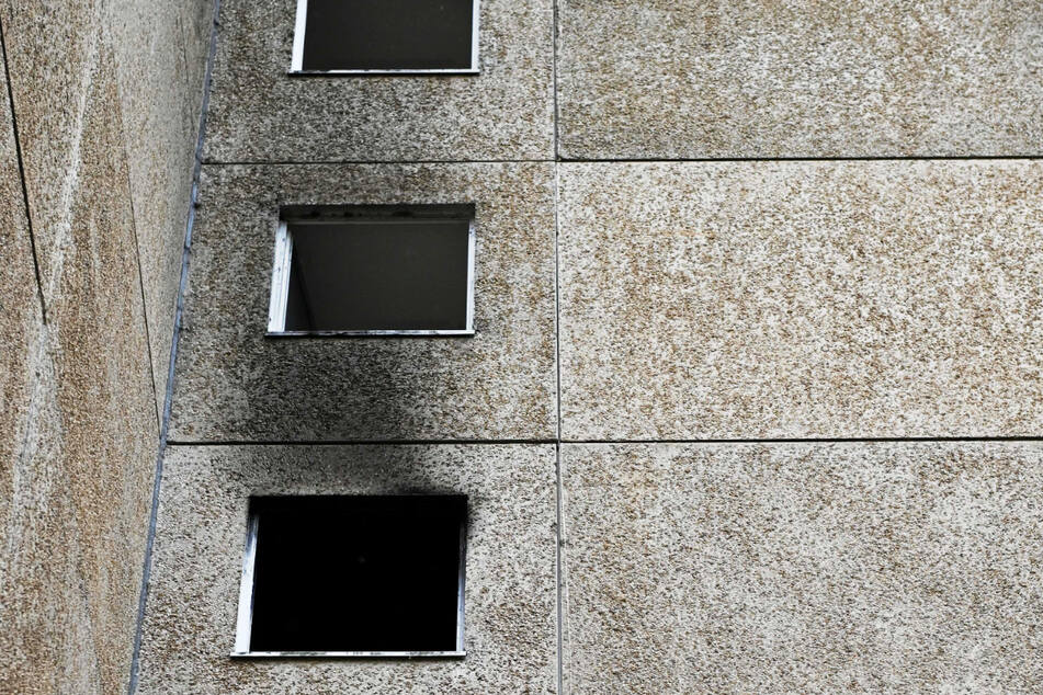 Rußspuren am Fenster in der fünften Etage.