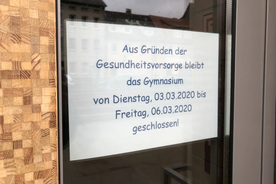 Dieses Schild weißt an der Schule auf die Schließung hin.