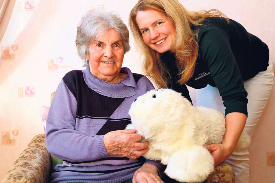 Marianne (89) hat die Plüschrobbe in ihr Herz geschlossen, mit der Heike Hartmann regelmäßig vorbeischaut.