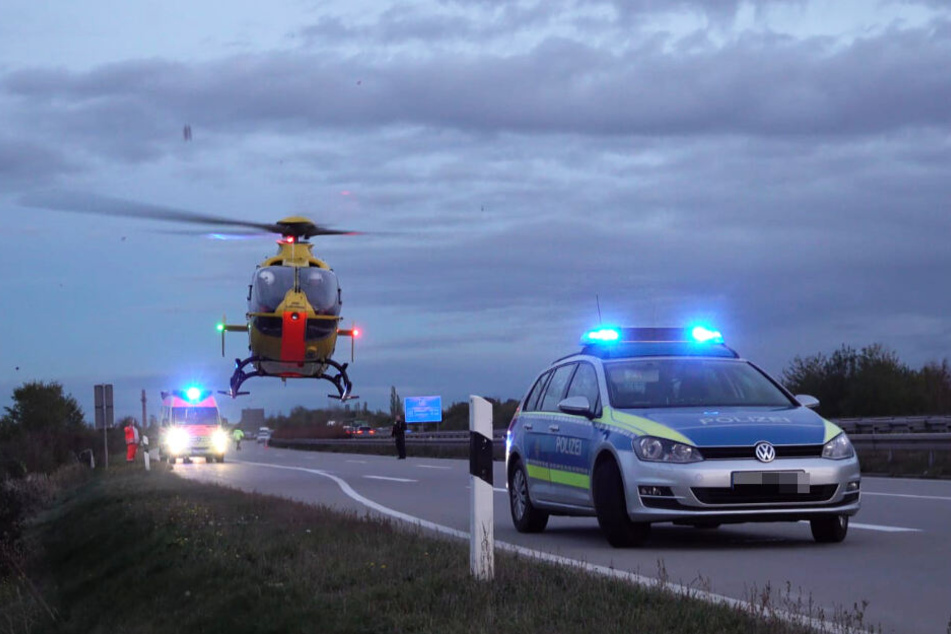 Der verletzte Fahrer wurde mit einem Rettungshubschrauber in ein Krankenhaus gebracht.