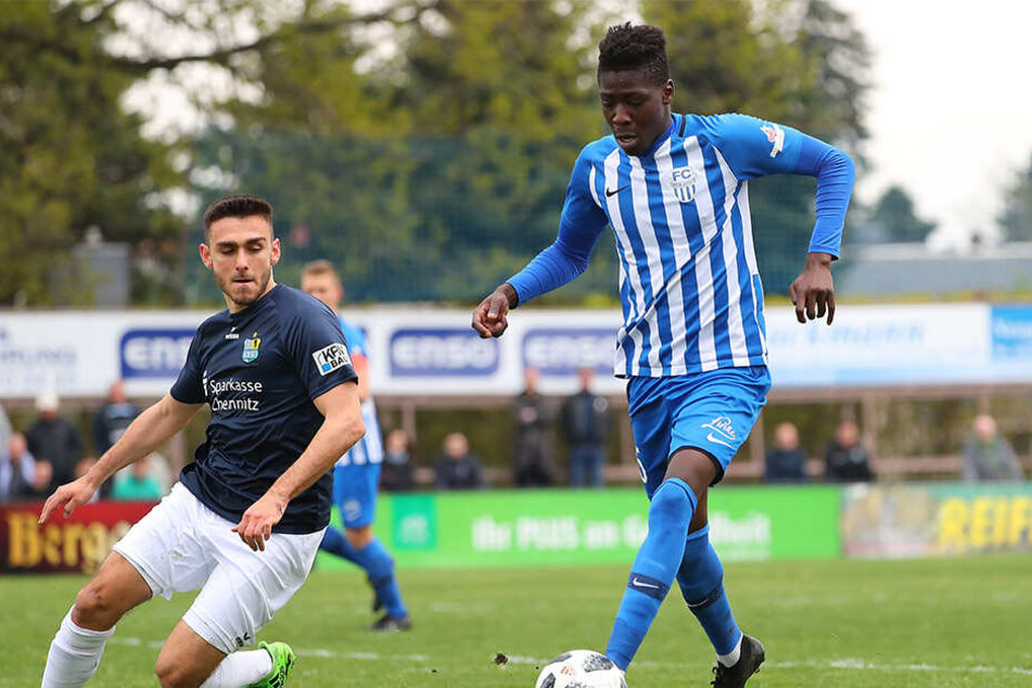 Auch der Neugersdorfer Bocar Djumo (r.), hier gegen den Chemnitzer Ioannis Karsanidis, ist im Blickfeld von Zwickaus Trainer Joe Enochs.