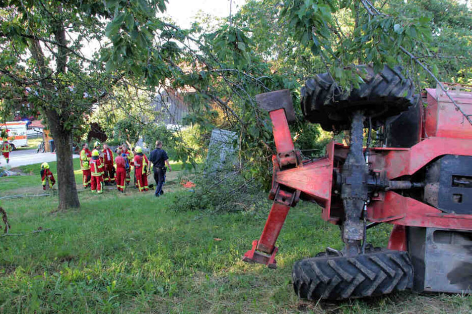 Eine umgekippte Erntemaschine liegt am Einsatzort. Während der Kirschernte sind dort fünf Menschen aus rund acht Metern Höhe gestürzt und dabei schwer verletzt worden.