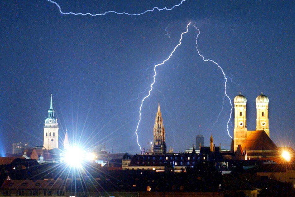 Schon am Feiertag Fronleichnam drücken Wolken, Schauer und Gewitter landesweit die Temperaturen.