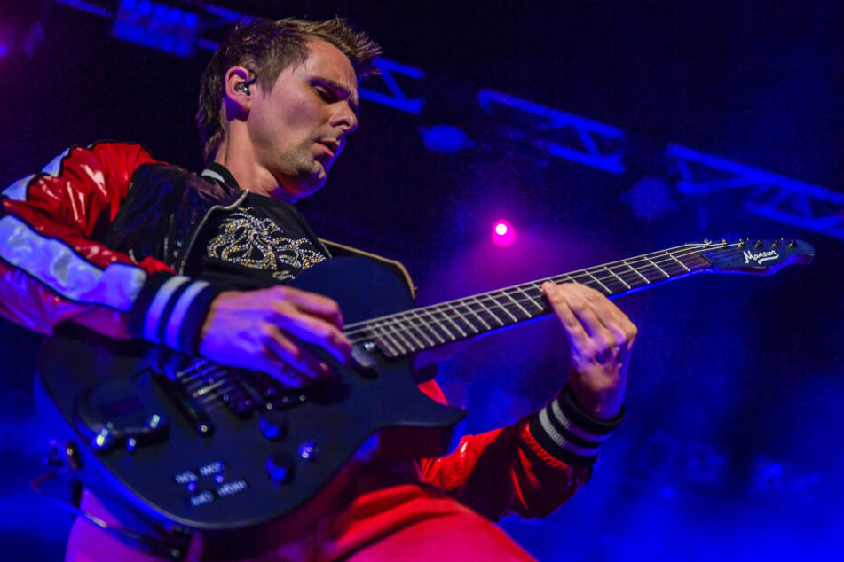 Matthew Bellamy, Gitarrist der britischen Band Muse, steht beim Reeperbahn Festival auf der Bühne im "Docks".