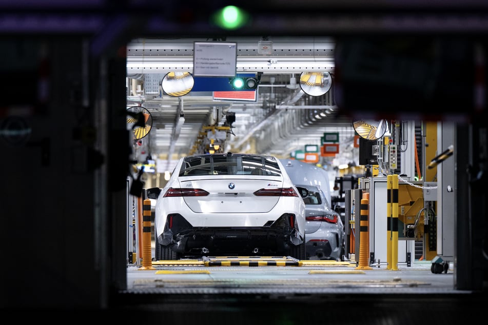 Ein vollelektrischer BMW i5 ist beim Produktionsstart im BMW-Werk Dingolfing zu sehen.