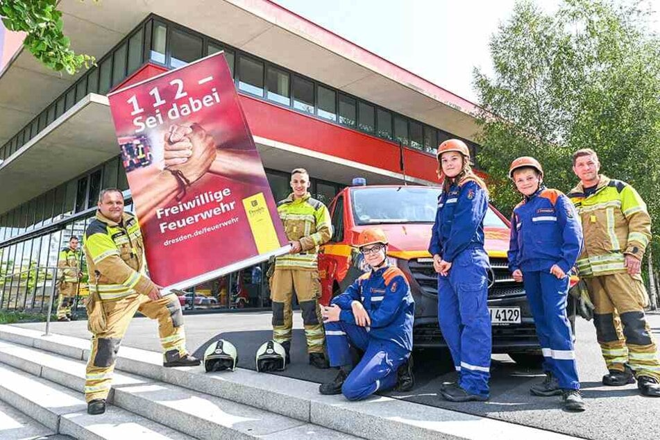 Uwe Gasch (46), Philipp Dittlof (19) mit Kampagnen-Plakat, daneben Tim Lommatzsch (16), Laura Hoyk (13) und Henry Lommatzsch (13) von der Jugendfeuerwehr Gompitz und Gruppenführer Kay Lommatzsch (41, v.l.).