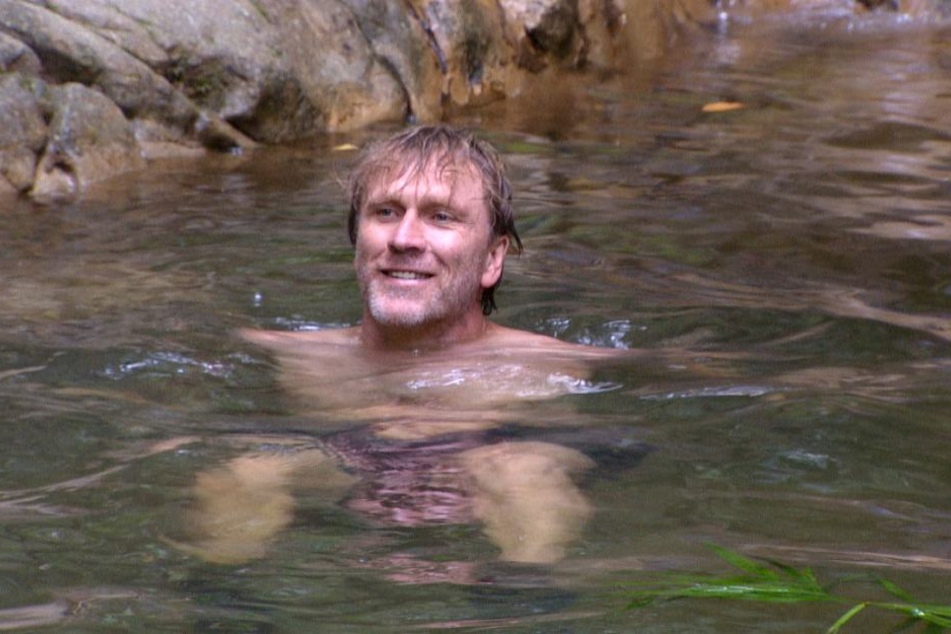 Heute endlich mal im Bild: Bäääm-Ansgar lässt sich das Baden nicht verbieten und hat den Badesee schon mal für sich in Beschlag genommen.