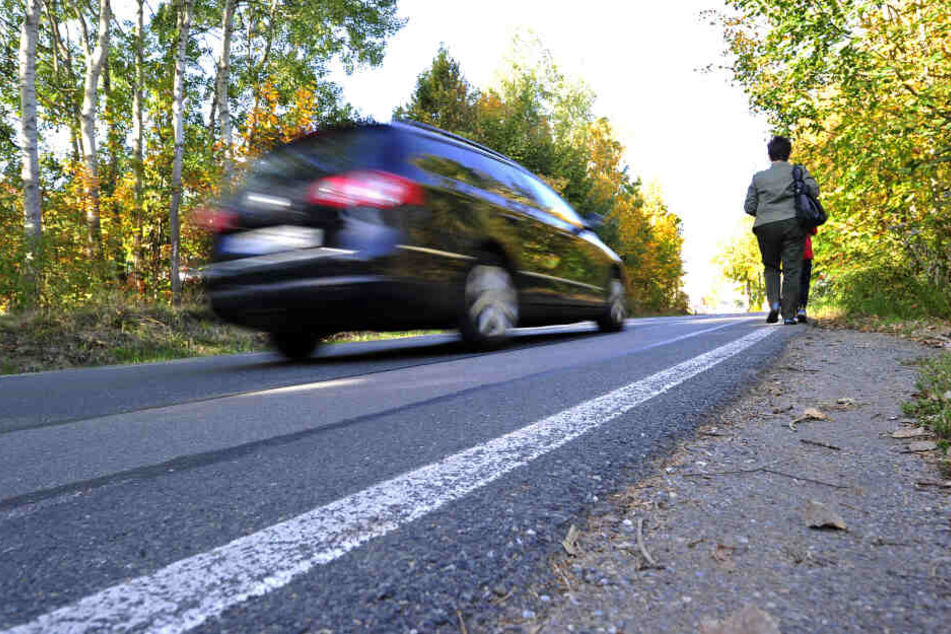 Lebensgefährlich! Fußgänger müssen in der Unritzstraße den Fahrbahnrand als Gehweg nutzen.