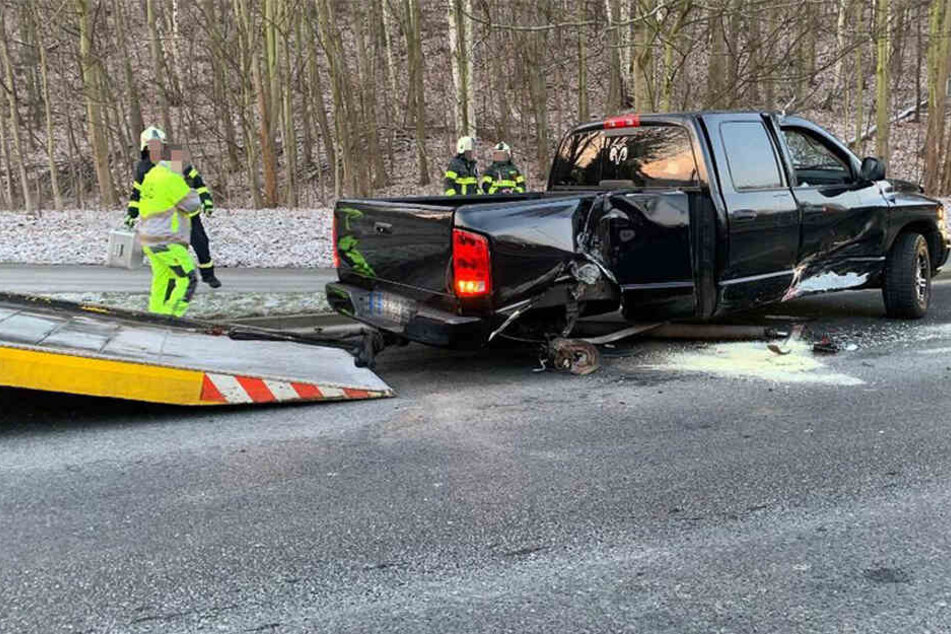 Durch den Aufprall mit der Straßenlaterne wurde die Hinterachse des Pickups herausgerissen.