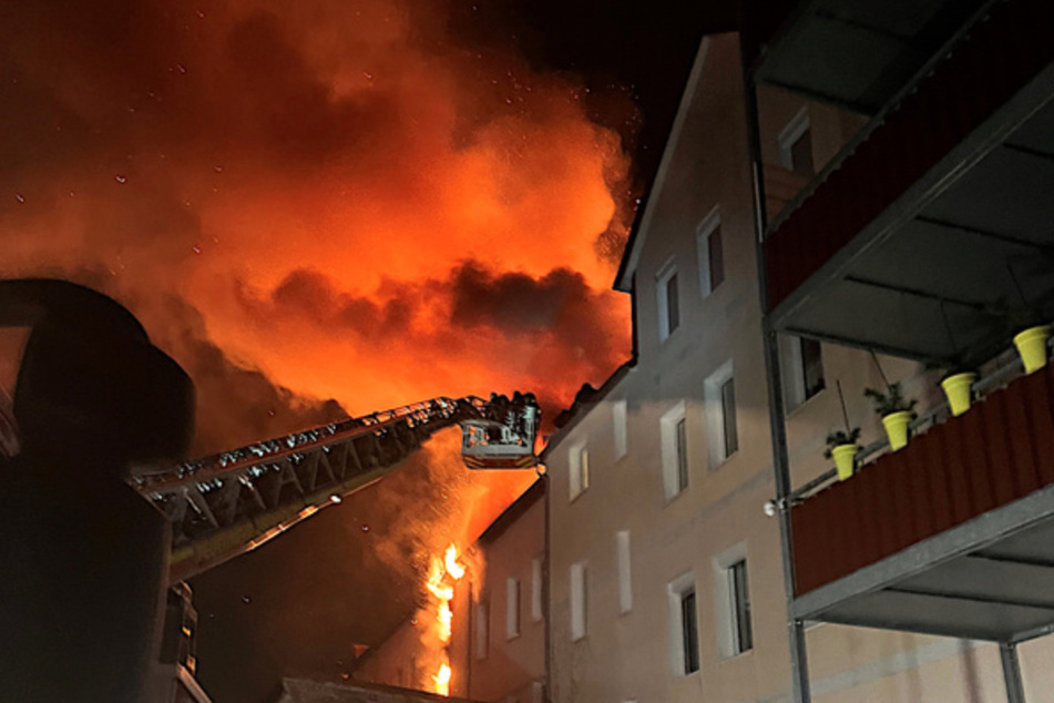 Drei Mehrfamilienhäuser in Flammen: Acht Verletzte, zwei Personen vom Dach gerettet