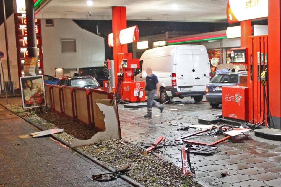 Der Autofahrer durchbrach den Zaun der Tankstelle.