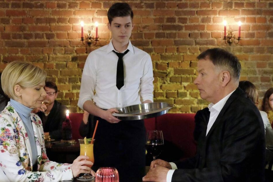 Sarah Marquardts Sohn Bastian jobbt in einer Leipziger Bar und wird entdeckt.