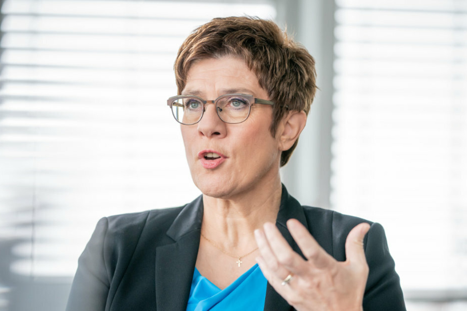 Berlin: Annegret Kramp-Karrenbauer, CDU-Bundesvorsitzende und Verteidigungsministerin, aufgenommen bei einem dpa-Interview in ihrem Büro in der CDU-Parteitzentrale, dem Konrad-Adenauer-Haus.
