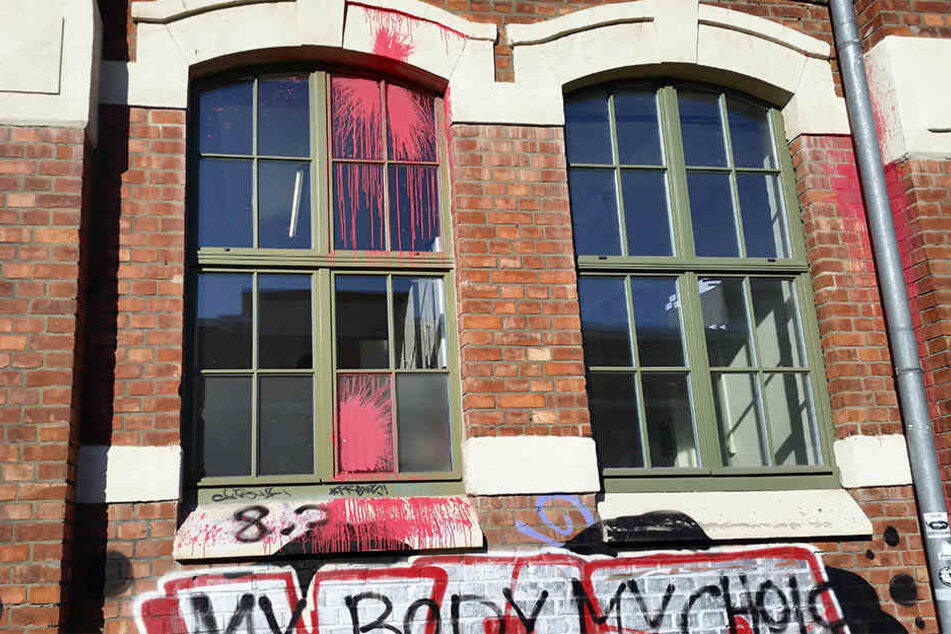 Auf der Fassade hinterließen die Feministinnen den Spruch "My Body My Choice".