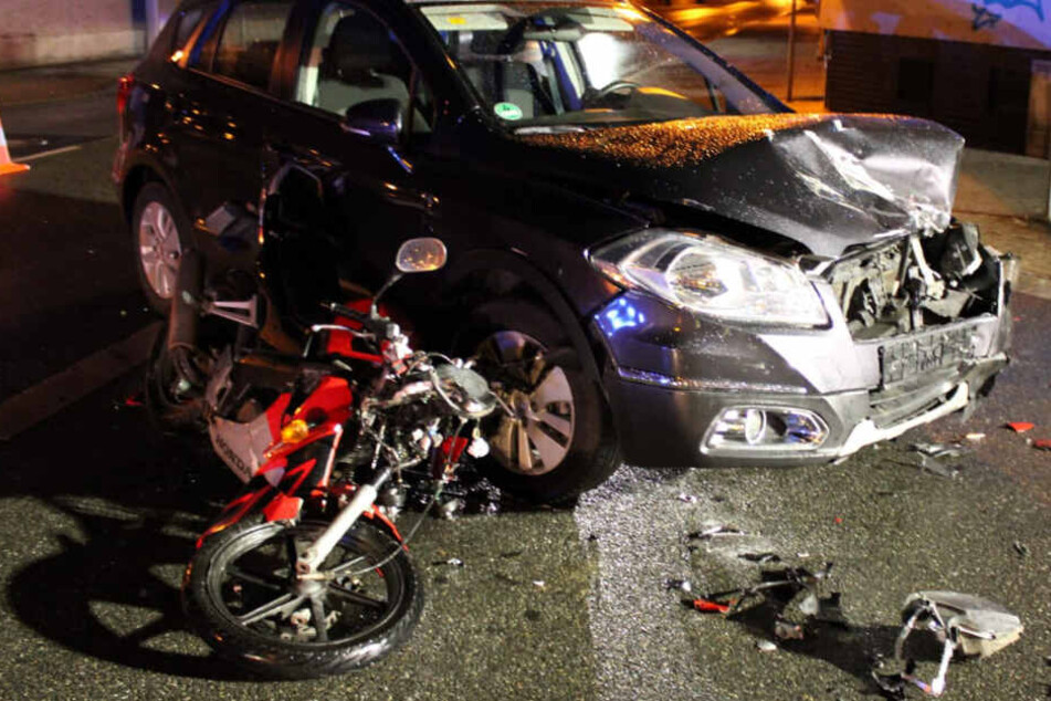 Die Fahrzeuge kamen sich entgegen und stießen an der Kreuzung zusammen.