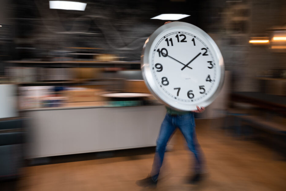 Um 2 Uhr wird die Uhr eine Stunde vorgestellt auf 3 Uhr.