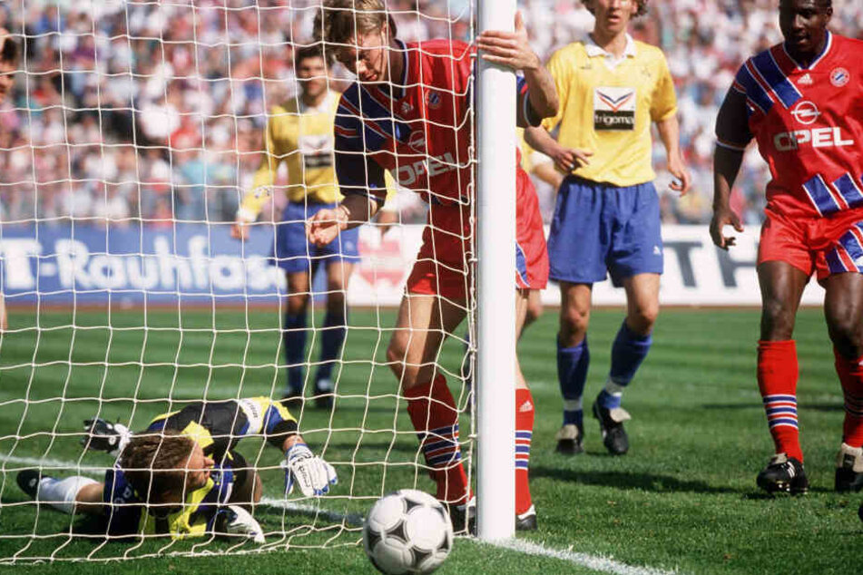 Klar drin. Helmer erzielt hier sein legendäres Phantom-Tor gegen den 1.FC Nürnberg, oder doch nicht?