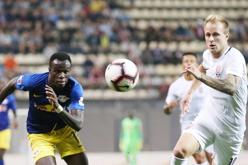 Bruma (l., hier gegen Dmytro Kohomchenovsky) war über Außen noch einer der auffälligsten RB-Akteure in der Ukraine.