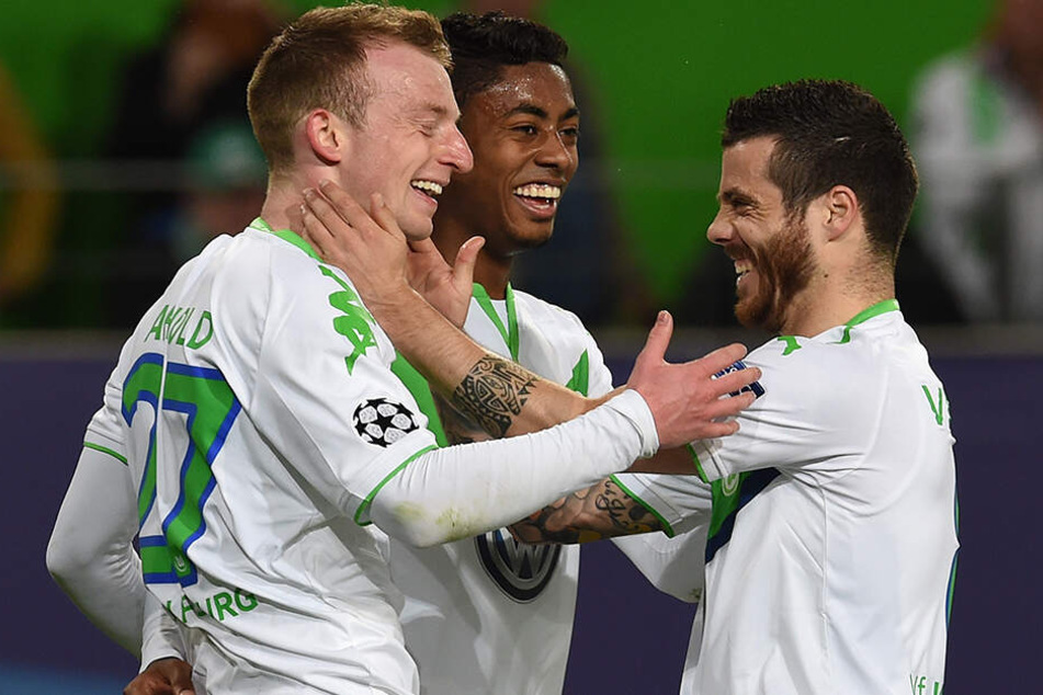 Bilder aus längst vergangenen Tagen - Maxi Arnold nach seinem Treffer zum 2:0 gegen Real Madrid gemeinsam mit Vorbereiter Bruno Henrique und Abwehrspieler Vierinha.