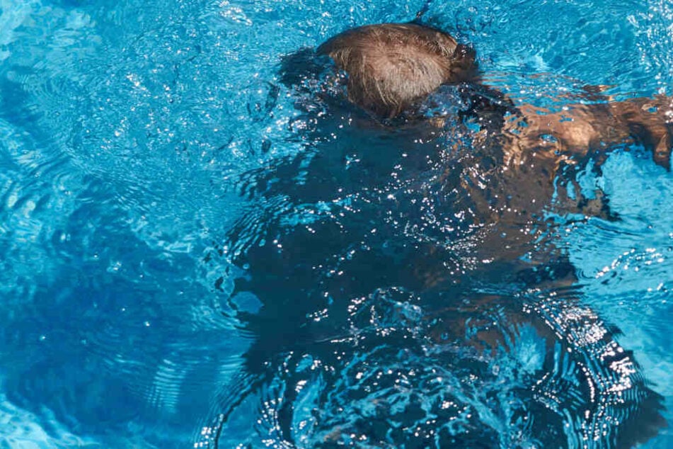 In einem Schwimmbad in Neu-Ulm wäre ein Kind beinahe ertrunken. (Symbolbild)