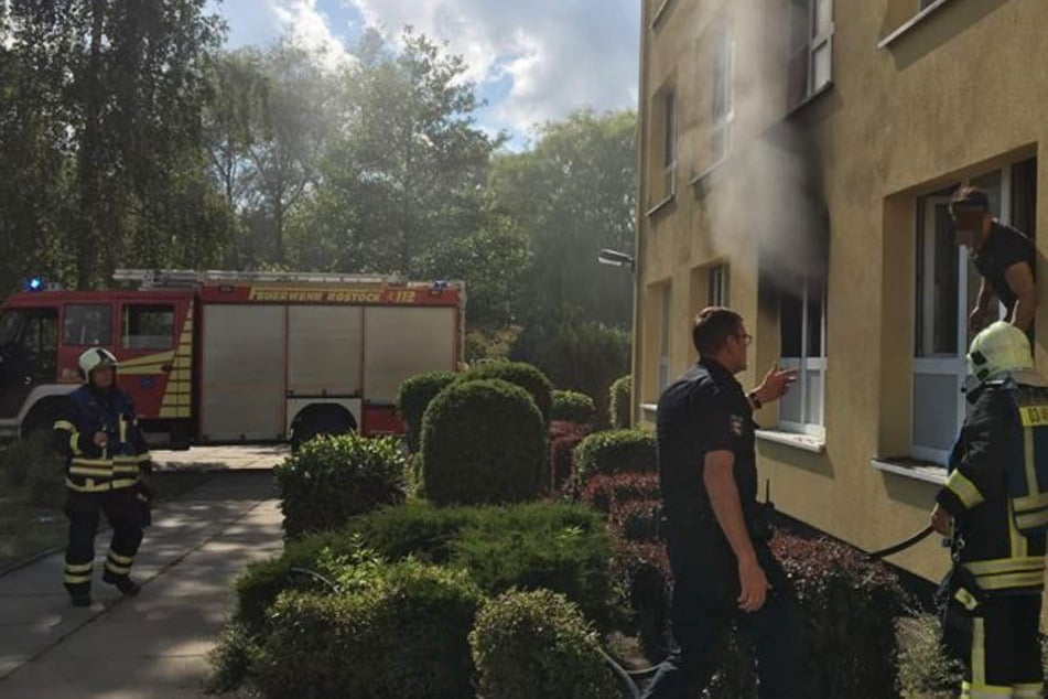 Rauch dringt aus dem brennenden Zimmer.