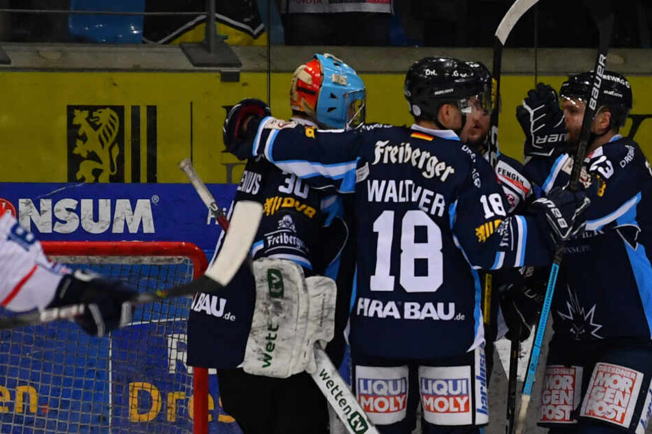Niedergeschlagene Heilbronner, jubelnde Eislöwen! Diese Szene wirkt wie eine Erlösung für die Dresdner, als Timo Walther (Nr. 18) und Kollegen zu ihrem Keeper Riku Helenius eilten.