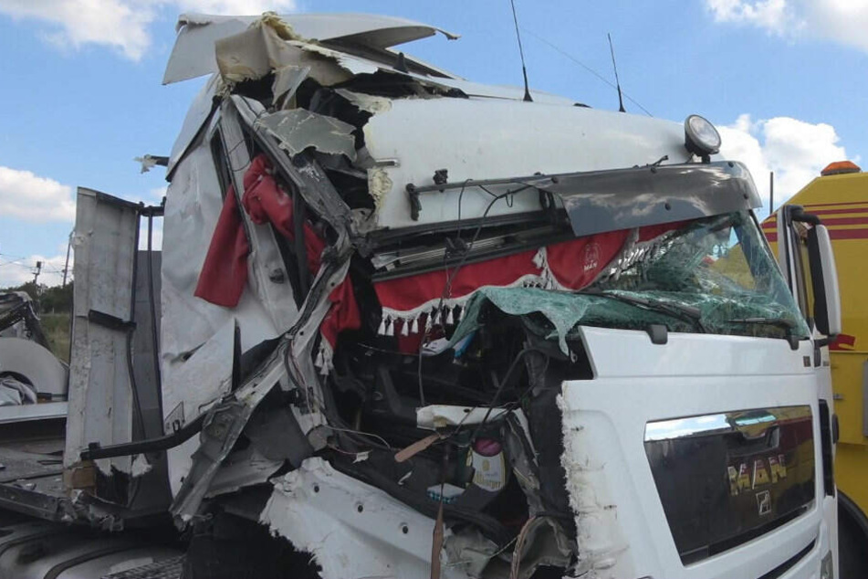 Der mit Metallringen beladene Sattelzug wurde bei dem Unfall stark beschädigt.