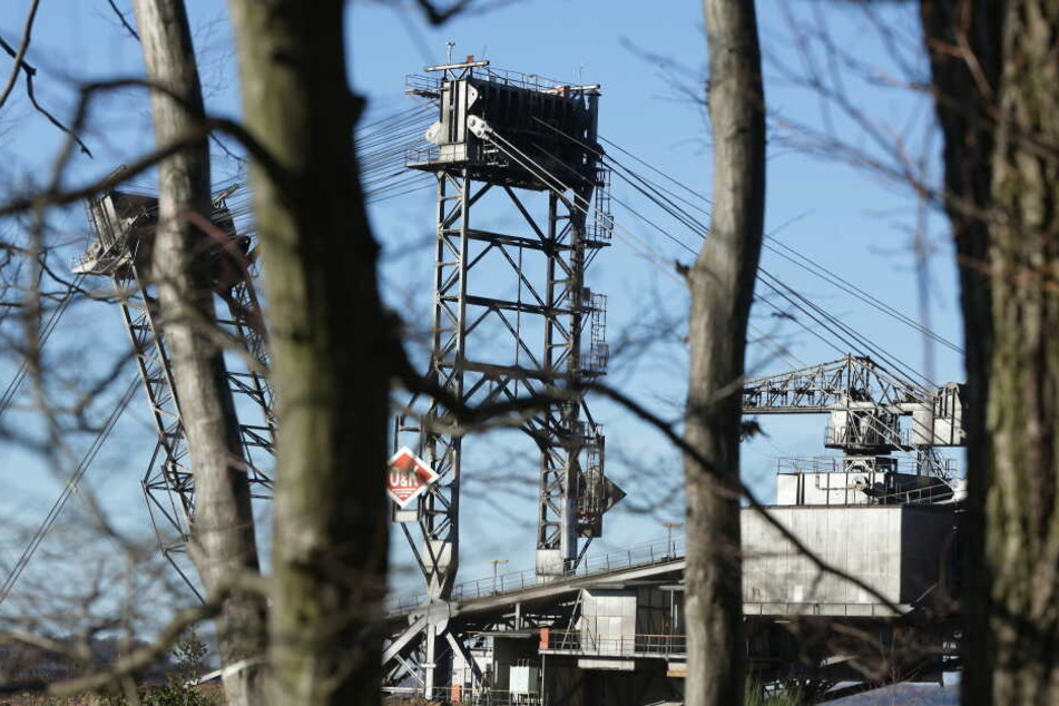 Kerpen: Ein Braunkohlebagger steht vor dem Hambacher Forst.