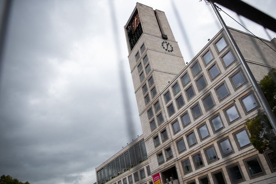Im Stuttgarter Rathaus gibt es neuerdings besonders viel zu tun, nachdem in der Landeshauptstadt die Warnstufe von 50 Corona-Neuinfektionen pro 100.000 Einwohner überschritten wurde.