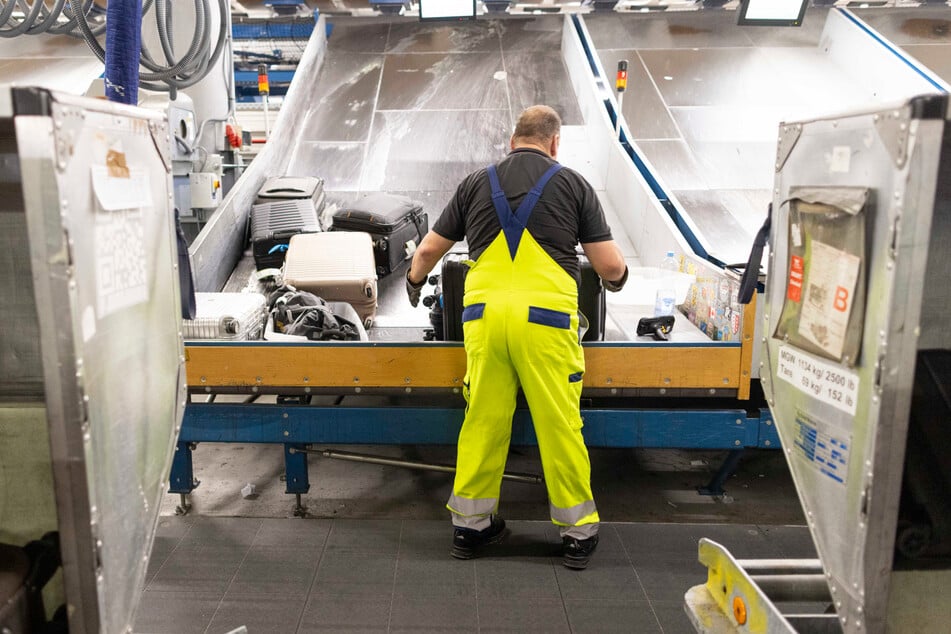 Wenn die Koffer Rutschbahn fahren: Auf der Gepäckförderanlage werden Taschen und Koffer automatisch für die entsprechenden Gepäckcontainer vorsortiert.