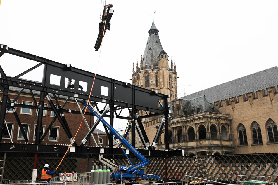 Im März wurden Stahlträger am Neubau des Jüdischen Museums installiert. Das "Museum im Quartier" (MiQua) in der Archäologischen Zone in Köln soll 2024 eröffnen.