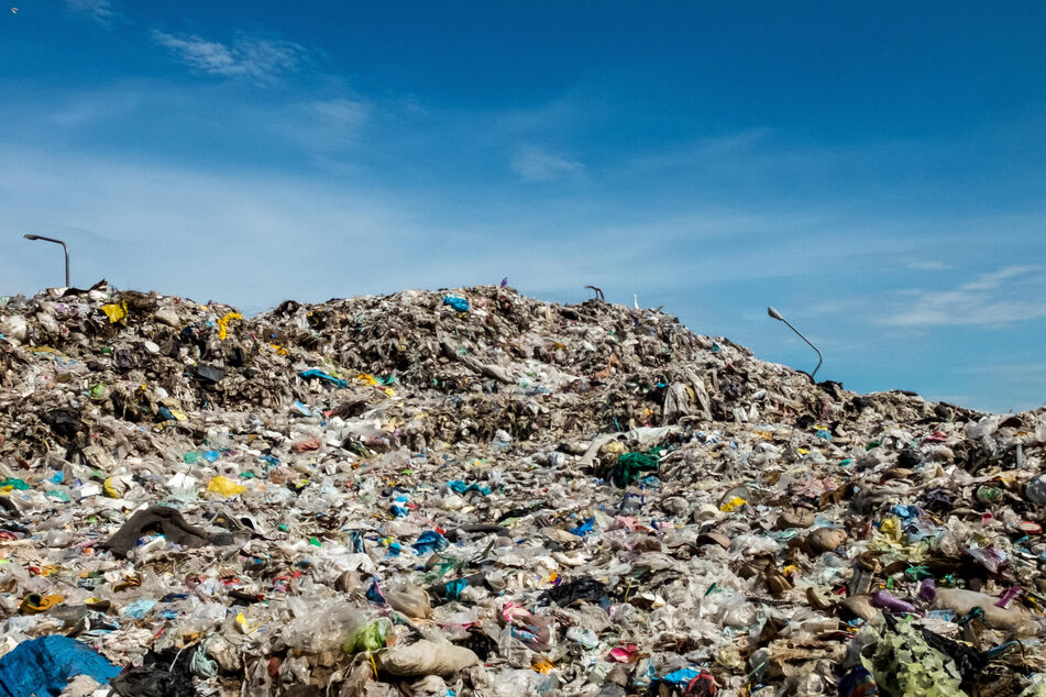 Angeblich befinden sich im deutschen Nachbarland rund 35.000 Tonnen Abfall auf insgesamt sieben Deponien. (Symbolbild)
