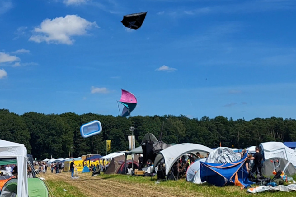 Zelte und ein Pool flogen am Freitagnachmittag auf dem Campingplatz des Hurricane Festivals durch die Luft.